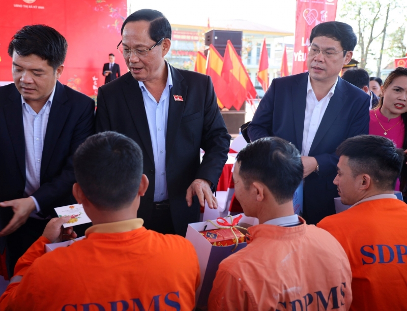 Đoàn công tác do đồng chí Thượng tướng Trần Quang Phương, Ủy viên Ban Chấp hành Trung ương Đảng, Phó Chủ tịch Quốc hội trao quà cho công nhân, người lao động tỉnh Hà Tĩnh